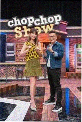 露天放映回潮观察配图，夜色中的白幕与折叠椅
